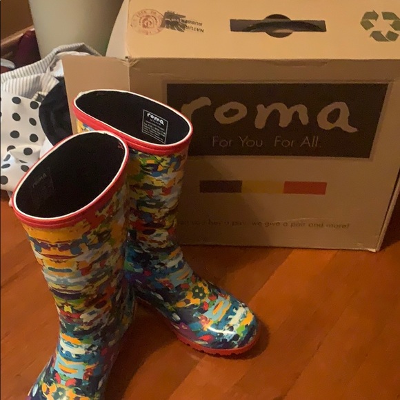 Cute Roma Rainboots! - Picture 3 of 3